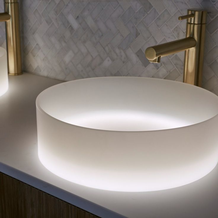 Backlit or illuminated wash basins