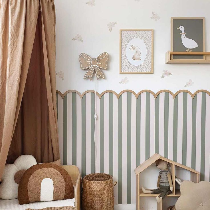 Scalloped wallpaper
